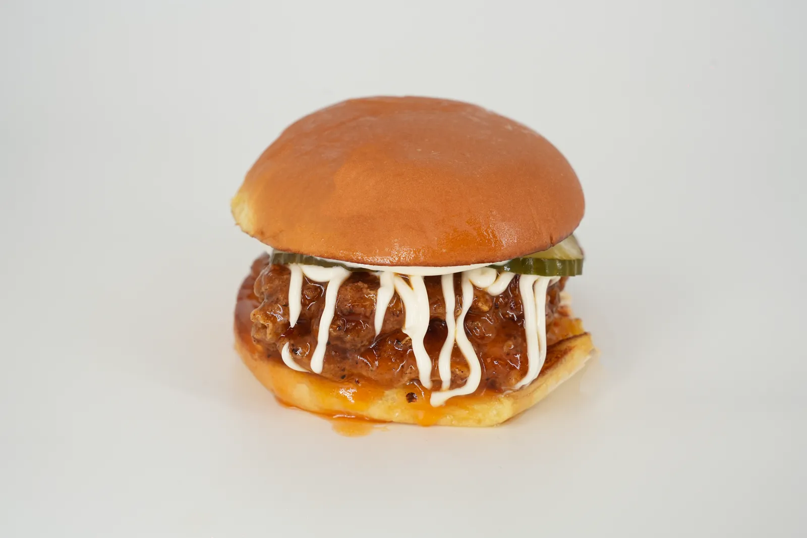 BUNEX Hot Chicken Burger mit Sauce und Gurke